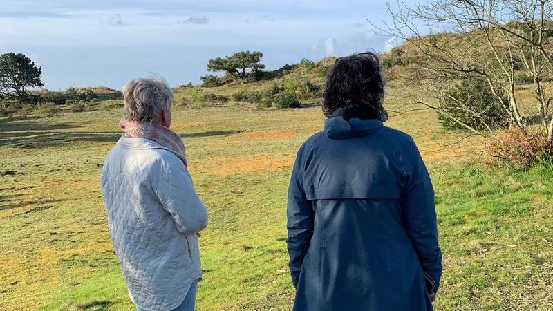 1-op-1 coaching tijdens een wandeling door de duinen van Vlieland